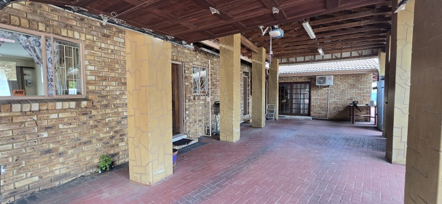 3 Bedroom Property for Sale in Geelhoutpark North West